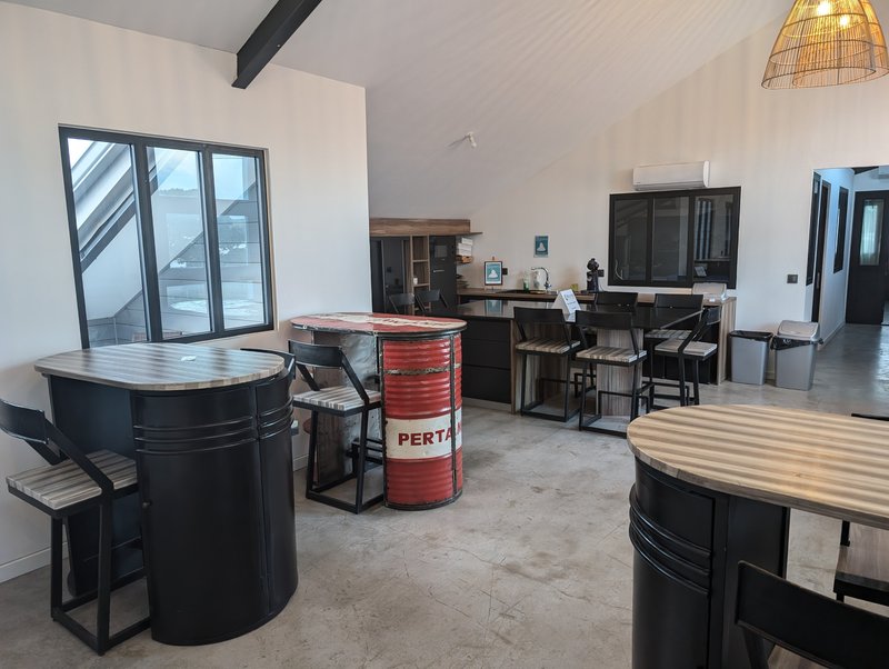 Open-space avec bureaux individuels